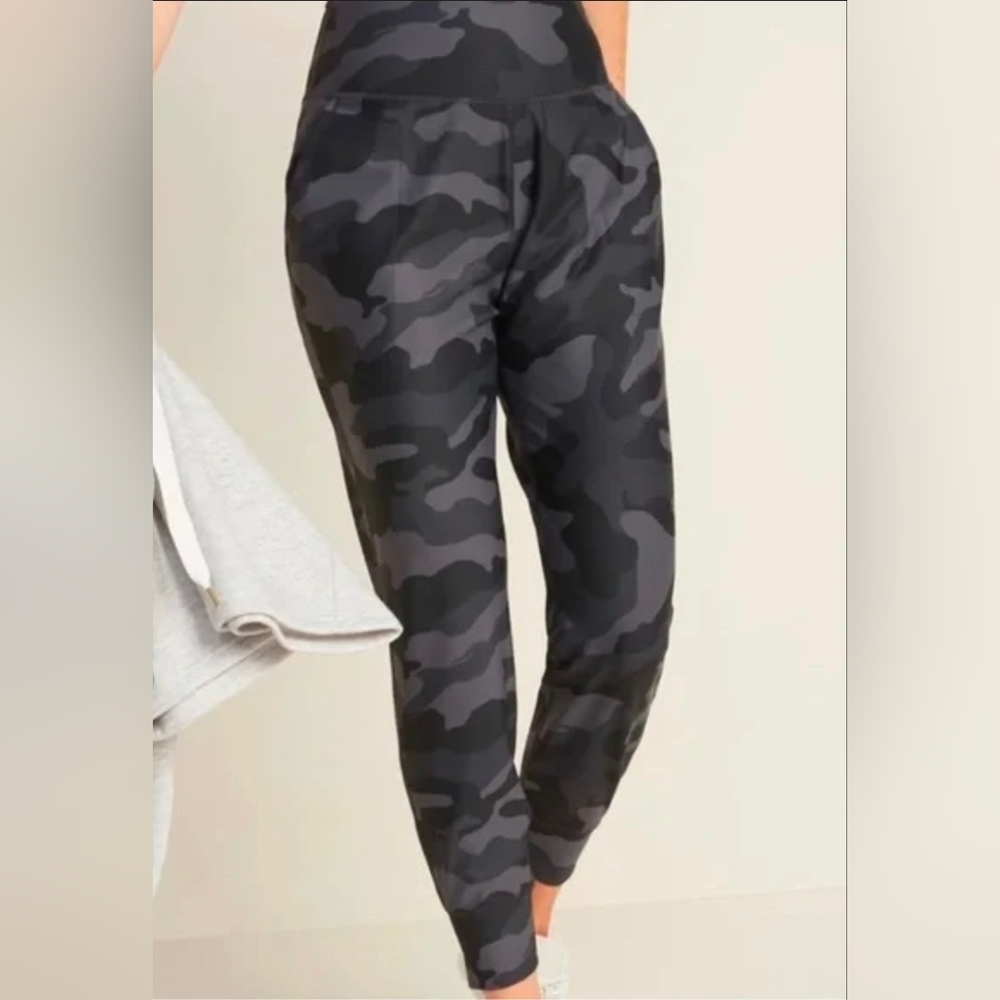 Old Navy NWT Black Gray Camouflage High Waisted Powersoft Joggers - Size L